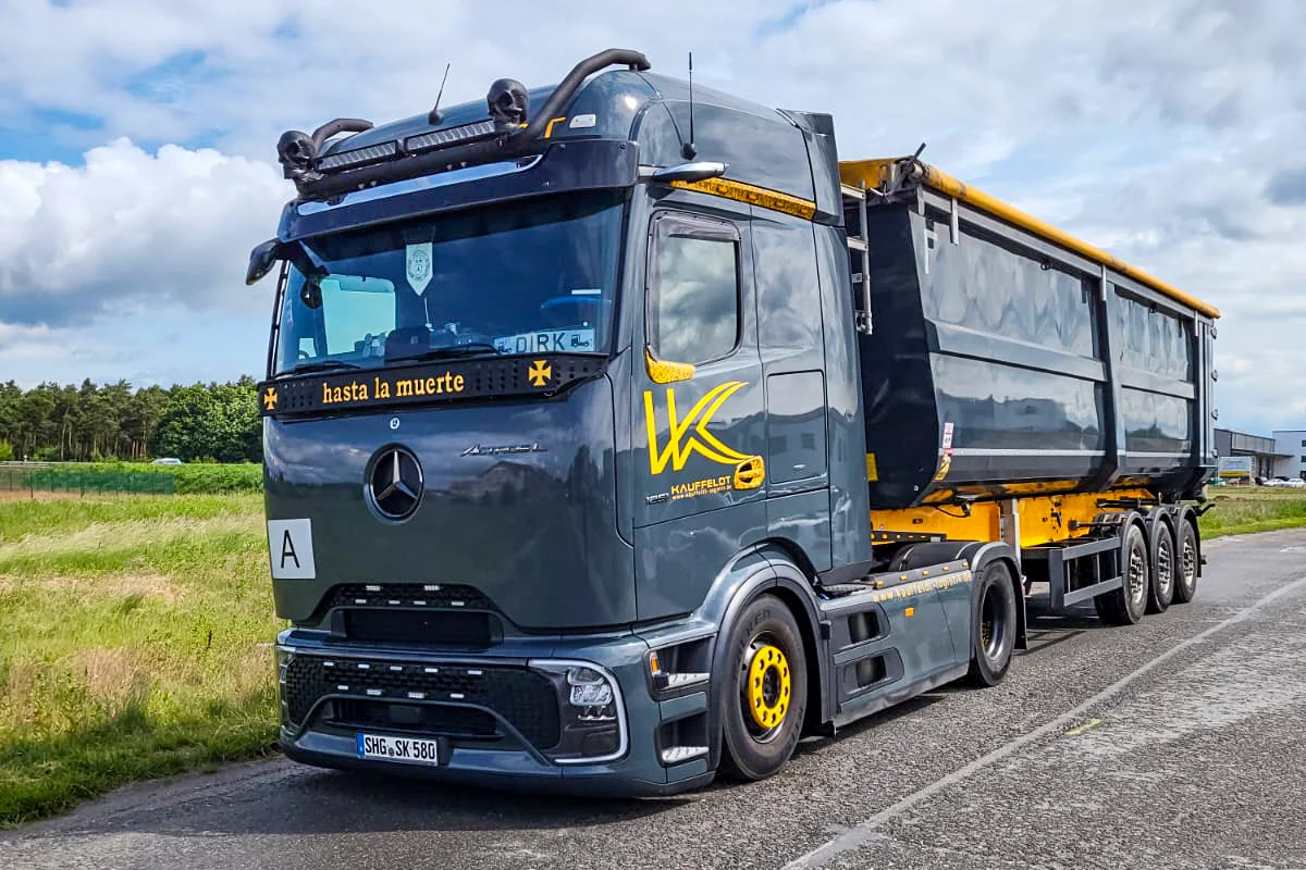 Schüttguttransporter der Firma Kauffeldt auf einem Zubringer eines Firmengeländes